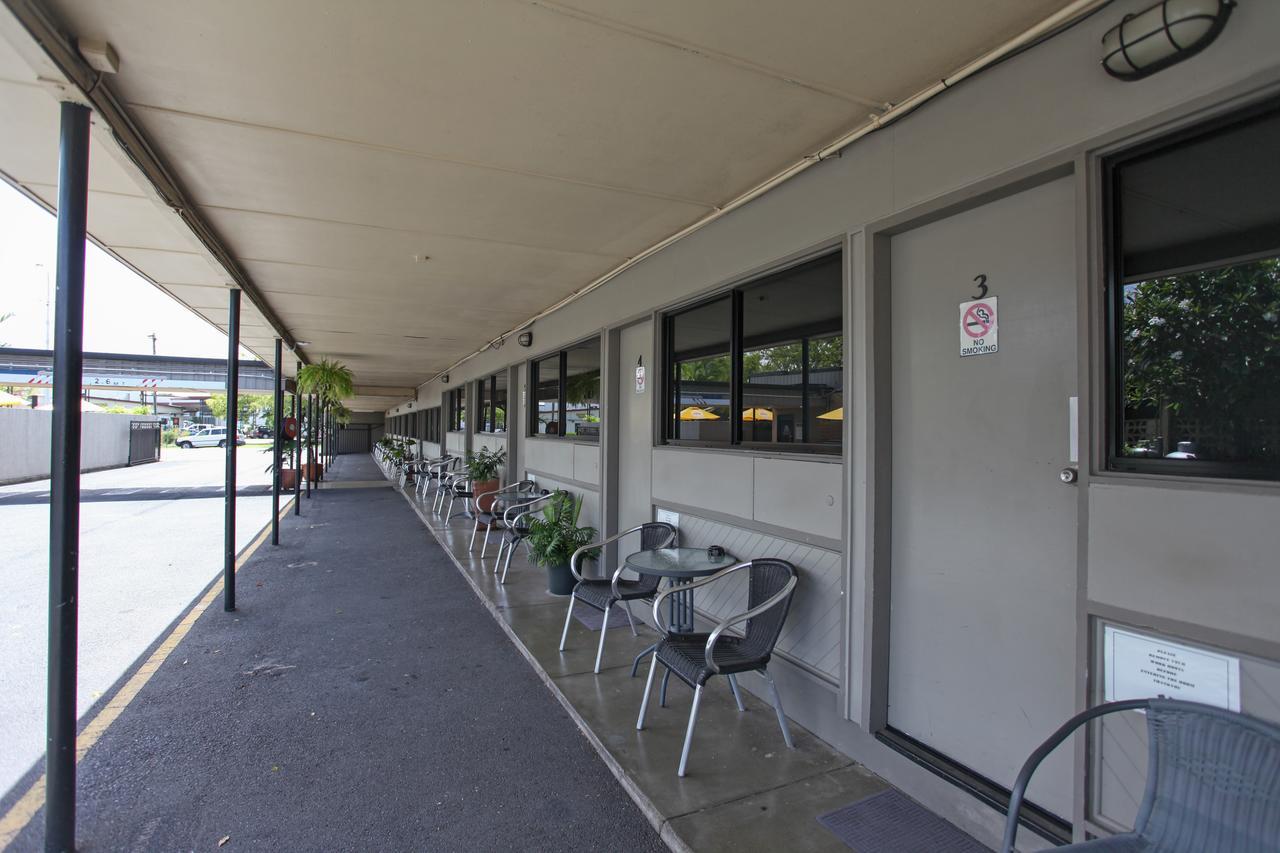Tandara Hotel Motel Sarina Kültér fotó