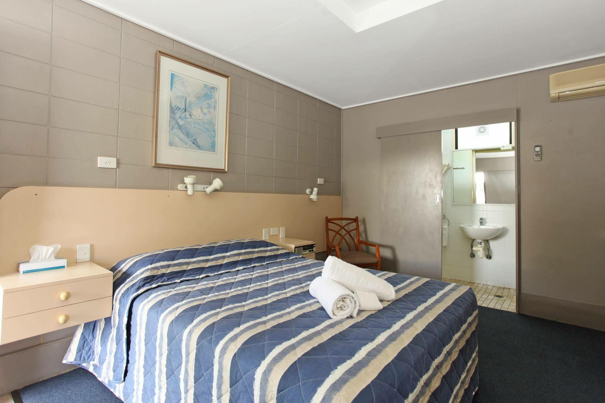 Tandara Hotel Motel Sarina Kültér fotó