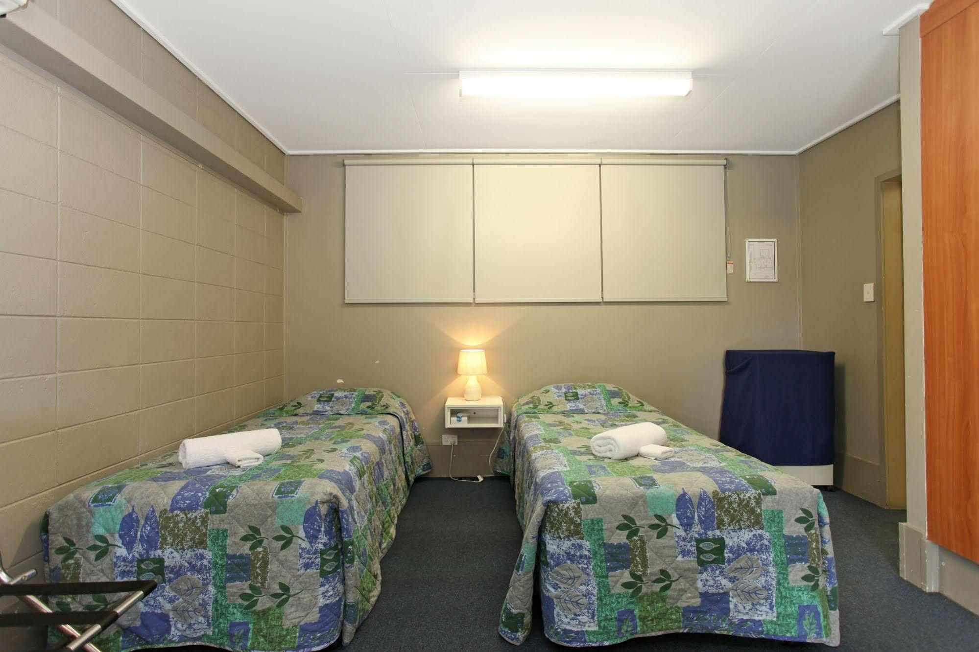 Tandara Hotel Motel Sarina Kültér fotó