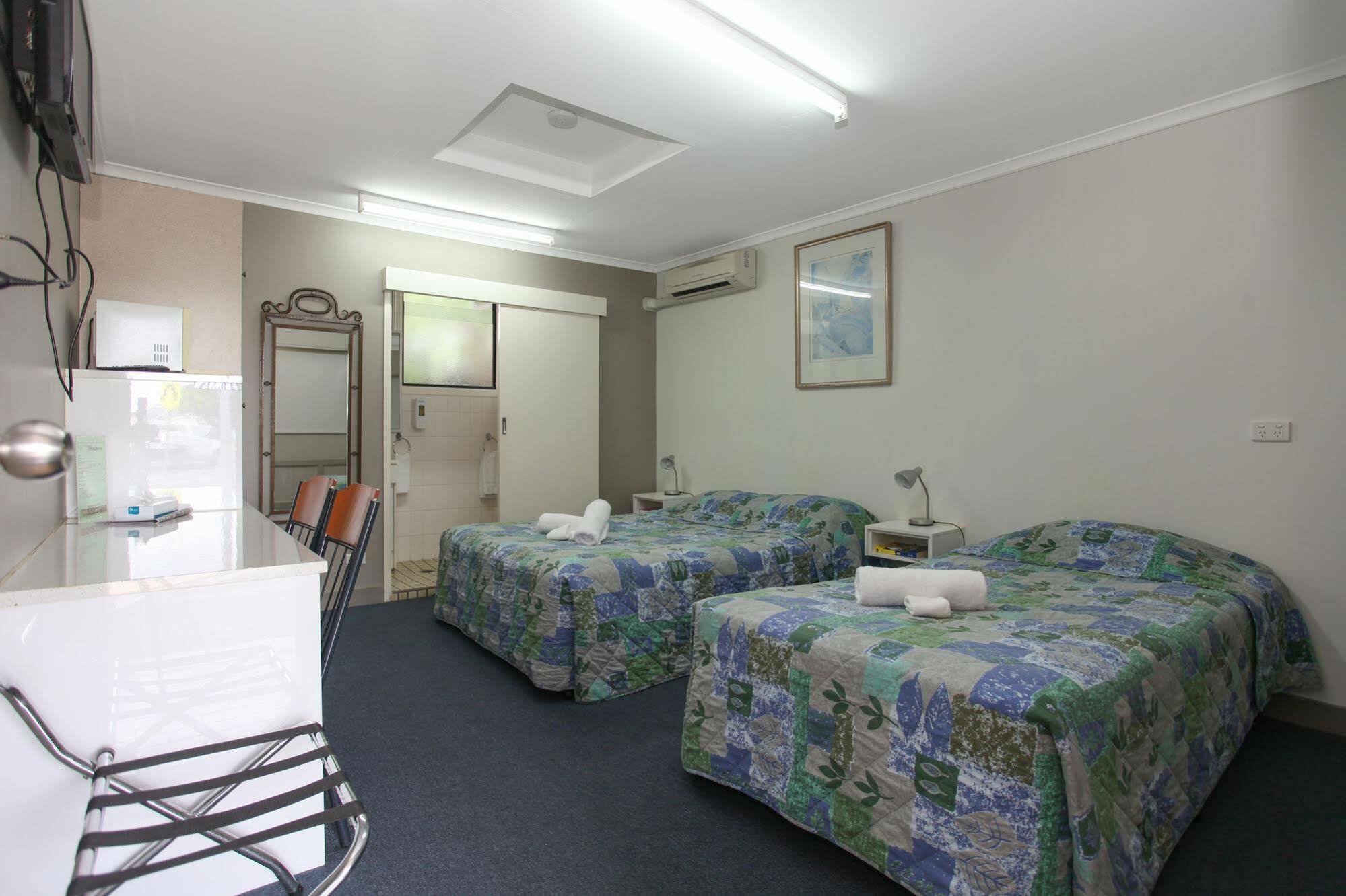 Tandara Hotel Motel Sarina Kültér fotó