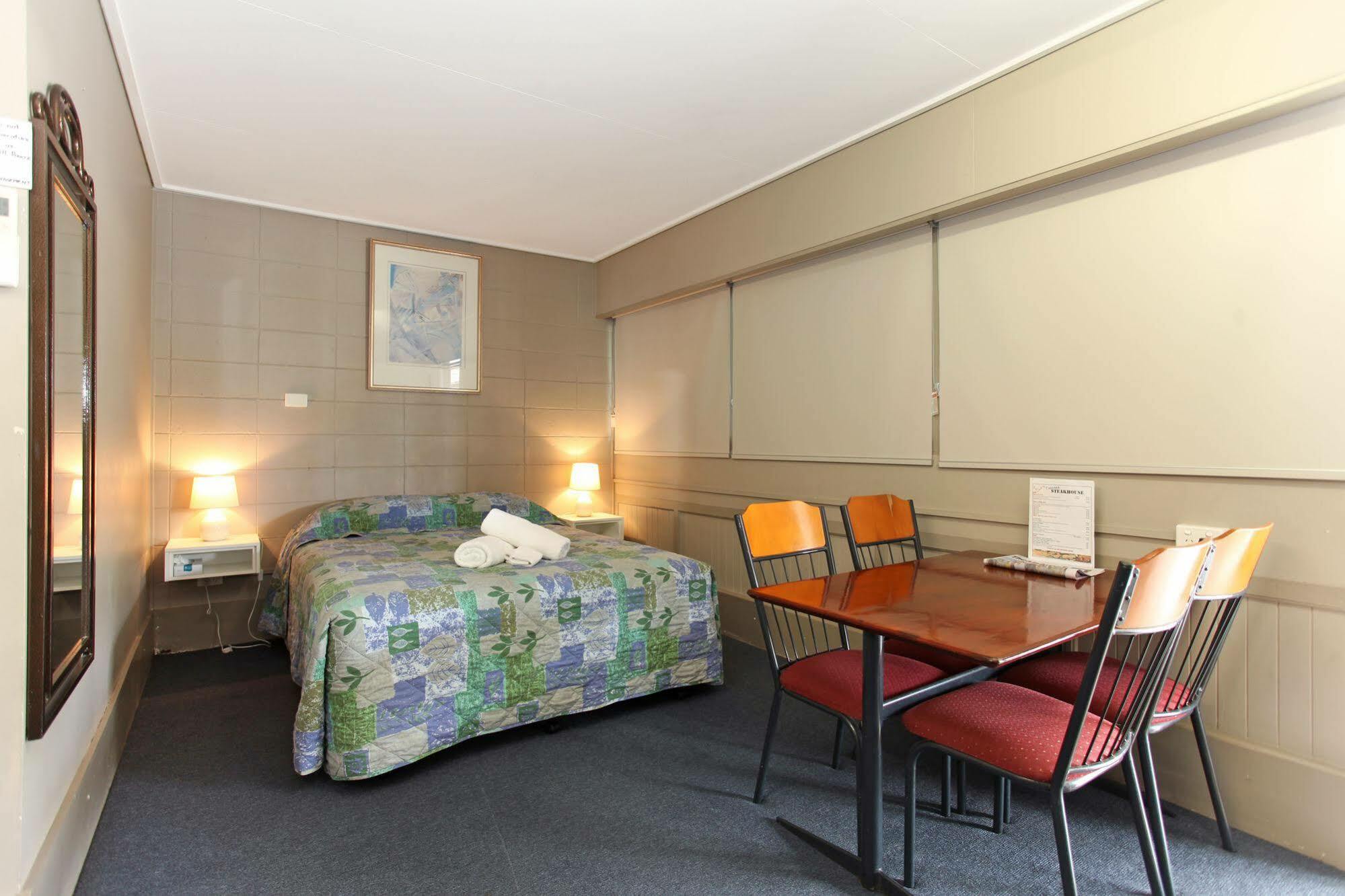 Tandara Hotel Motel Sarina Kültér fotó